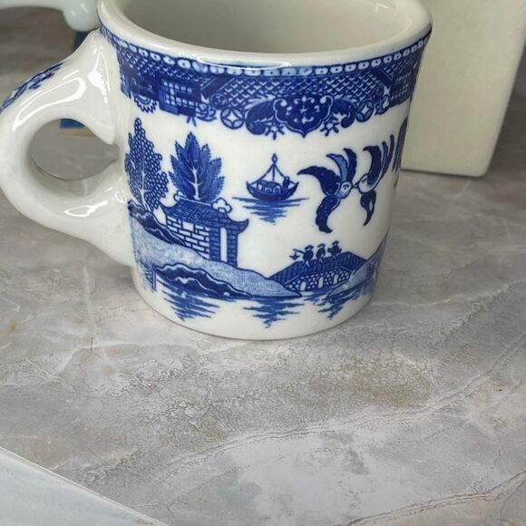 VTG Blue Willow country theme pattern coffee mug. - Picture 4 of 8